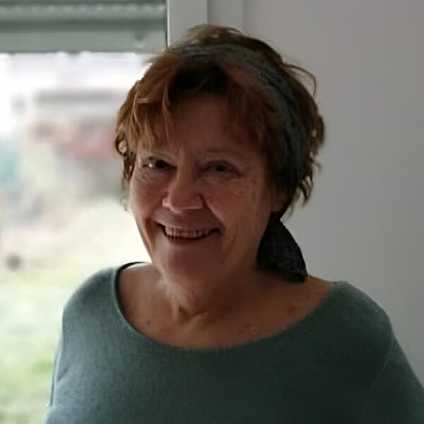 Photo de profil de Beatrice Noel hypnothérapeute à Sélestat Béatrice avec un sourire, hypnose pour traverser le deuil, rupture, à Sélestat